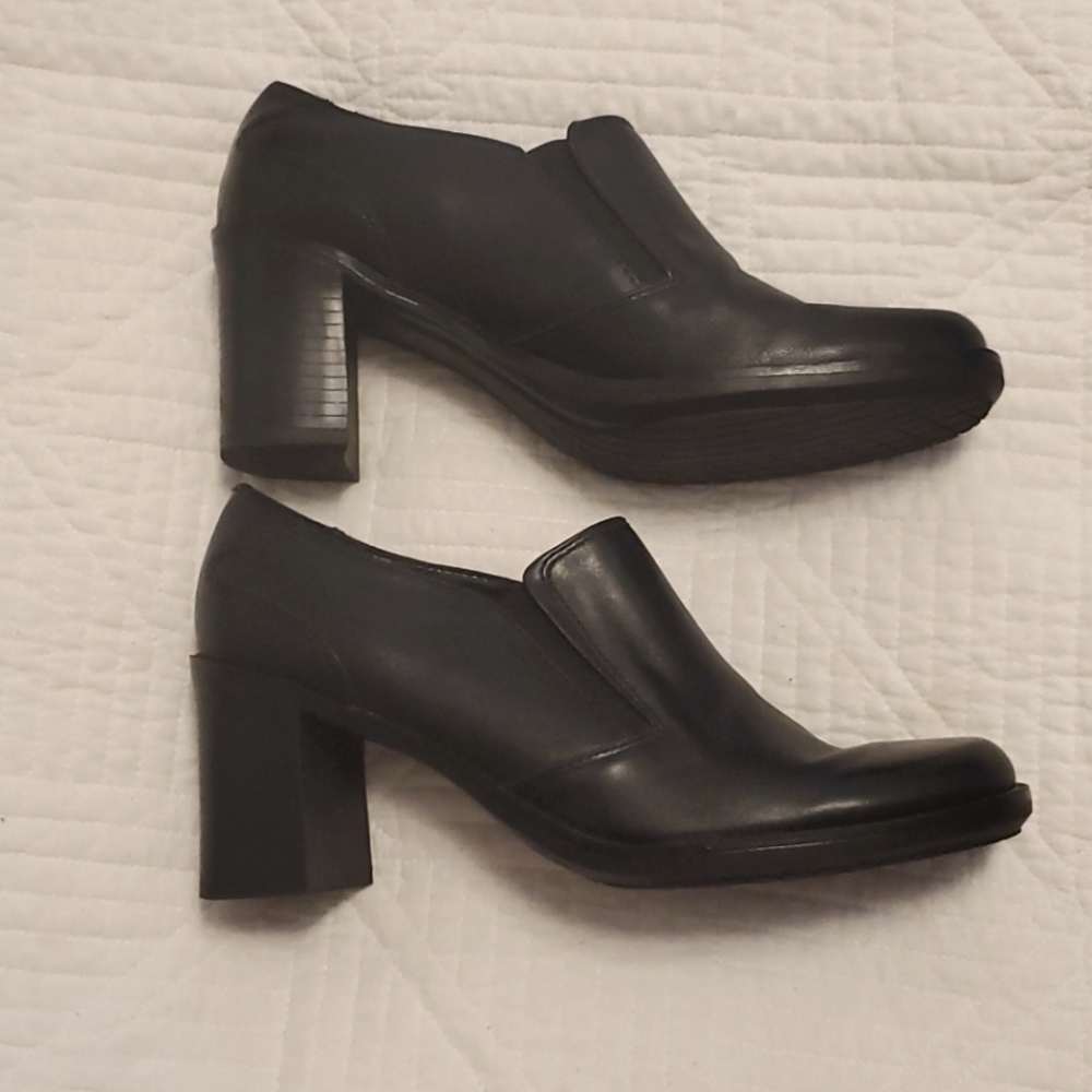 WHITE MOUNTAIN Black Slip-on Leather Shoes Size 7M